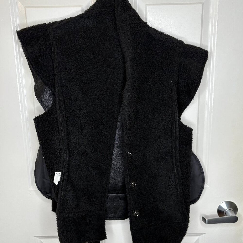 Bold & Textured: Black Sherpa-Lined Faux Leather Vest - Picture 6 of 7